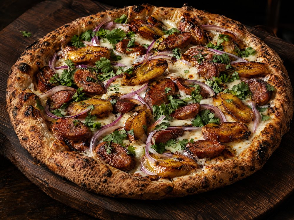 Pizza La Criolla con longaniza y maduro