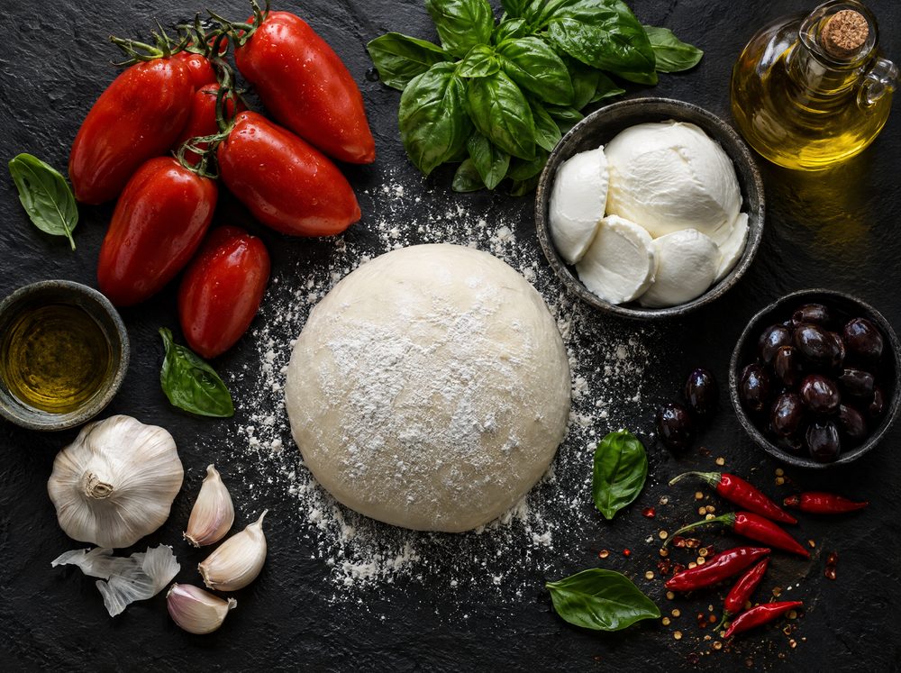 Ingredientes frescos sobre pizarra
